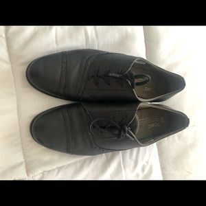 Like new Toms black oxfords